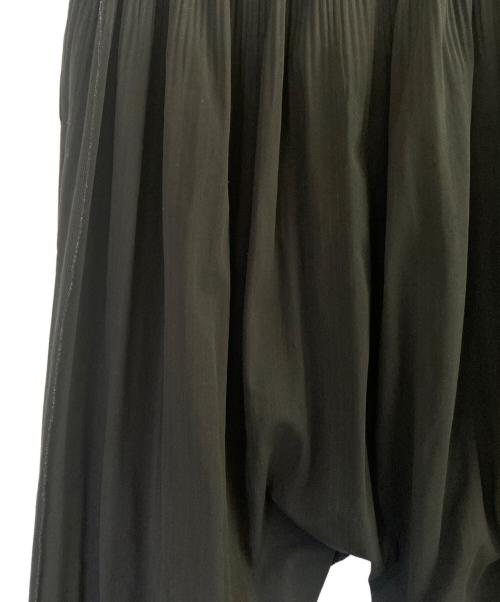 me ISSEY MIYAKE（ミーイッセイ ミヤケ）me ISSEY MIYAKE (ミーイッセイ ミヤケ) プリーツサルエルパンツ ブラック サイズ:Freeの古着・服飾アイテム
