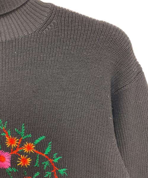 tricot COMME des GARCONS（トリココムデギャルソン）tricot COMME des GARCONS (トリココムデギャルソン) フラワー刺繍タートルネックニット ブラック サイズ:Freeの古着・服飾アイテム