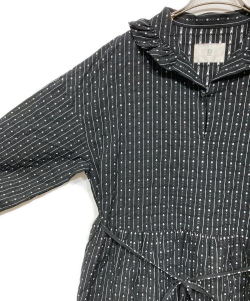 GASA*（ガサ）GASA* (ガサ) 湖上の花 フリル開襟ワンピース ブラック サイズ:記載なしの古着・服飾アイテム