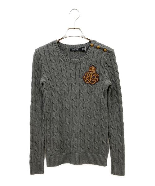 LAUREN RALPH LAUREN（ローレンラルフローレン）LAUREN RALPH LAUREN (ローレンラルフローレン) ボタントリム ワッペンケーブルニット グレー サイズ:XSの古着・服飾アイテム