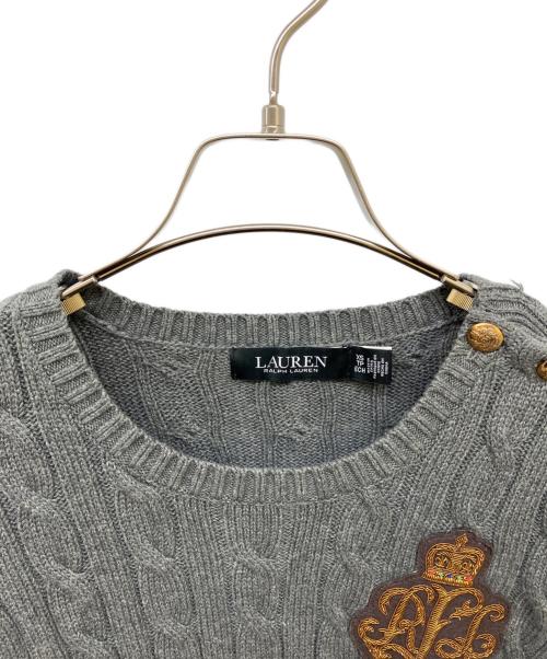 LAUREN RALPH LAUREN（ローレンラルフローレン）LAUREN RALPH LAUREN (ローレンラルフローレン) ボタントリム ワッペンケーブルニット グレー サイズ:XSの古着・服飾アイテム