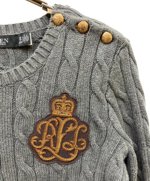 LAUREN RALPH LAUREN（ローレンラルフローレン）LAUREN RALPH LAUREN (ローレンラルフローレン) ボタントリム ワッペンケーブルニット グレー サイズ:XSの古着・服飾アイテム
