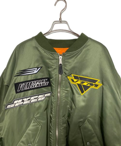 VETEMENTS（ヴェトモン）VETEMENTS (ヴェトモン) ALPHA (アルファ) 21AW MA-1 ‘Racing’ Bomber Jacket オリーブ サイズ:Sの古着・服飾アイテム