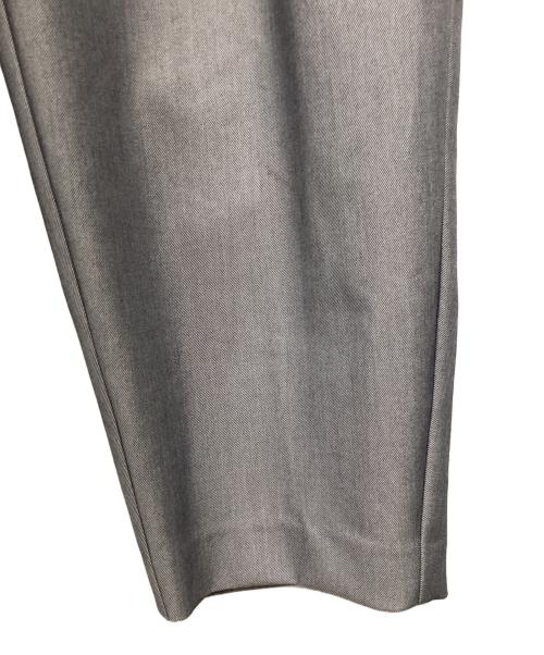 ELENDEEK（エレンディーク）ELENDEEK (エレンディーク) カーブタックパンツ 25年モデル グレー サイズ:SIZE 2 未使用品の古着・服飾アイテム