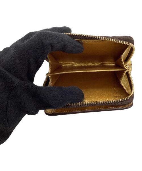 J&M DAVIDSON（ジェイ＆エム デヴィッドソン）J&M DAVIDSON (ジェイ＆エム デヴィッドソン) ラウンドファスナー財布 ゴールドの古着・服飾アイテム