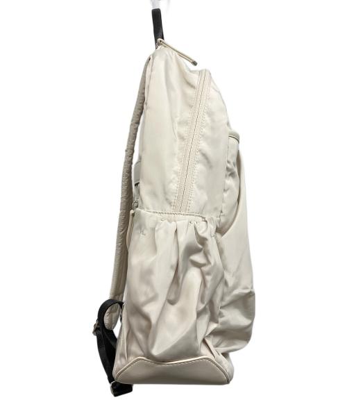 emmi（エミ）emmi (エミ) eco 撥水レザーパイピングギャザーボディーバックパック アイボリーの古着・服飾アイテム