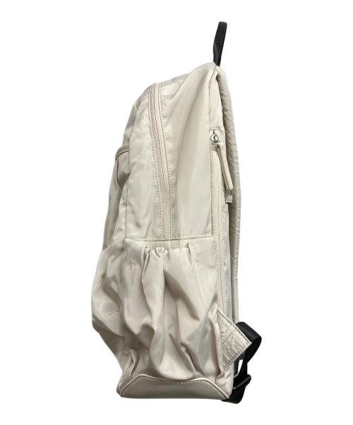 emmi（エミ）emmi (エミ) eco 撥水レザーパイピングギャザーボディーバックパック アイボリーの古着・服飾アイテム