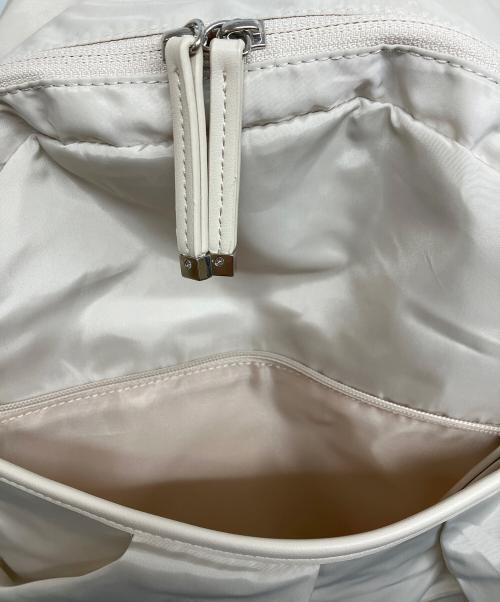 emmi（エミ）emmi (エミ) eco 撥水レザーパイピングギャザーボディーバックパック アイボリーの古着・服飾アイテム
