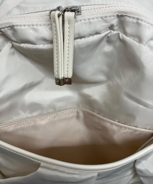 emmi（エミ）emmi (エミ) eco 撥水レザーパイピングギャザーボディーバックパック アイボリーの古着・服飾アイテム