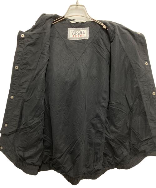VERSACE Sport（ヴェルサーチ スポーツ）VERSACE SPORT (ヴェルサーチ スポーツ) メデューサボタンバックロゴベスト ブラック サイズ:54の古着・服飾アイテム