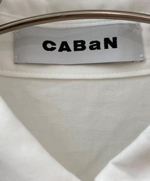 CABAN（キャバン）CABAN (キャバン) タイプライターダブルクロス アシンメトリックフリルシャツ ホワイト サイズ:FREEの古着・服飾アイテム