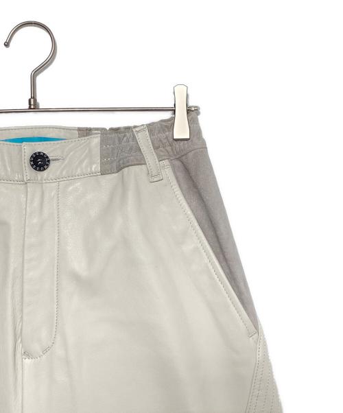 MUZE TURQUOISE LABEL（ミューズ ターコイズ レーベル）MUZE TURQUOISE LABEL (ミューズ ターコイズ レーベル) CIRCUIT WIDE LEATHER TROUSERS オフホワイト サイズ:1の古着・服飾アイテム