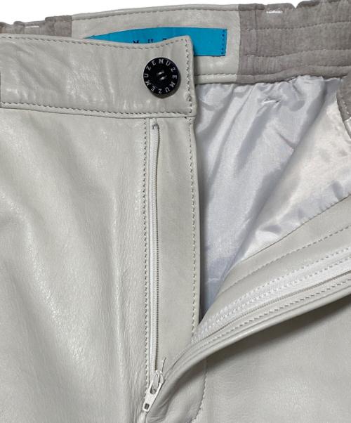 MUZE TURQUOISE LABEL（ミューズ ターコイズ レーベル）MUZE TURQUOISE LABEL (ミューズ ターコイズ レーベル) CIRCUIT WIDE LEATHER TROUSERS オフホワイト サイズ:1の古着・服飾アイテム