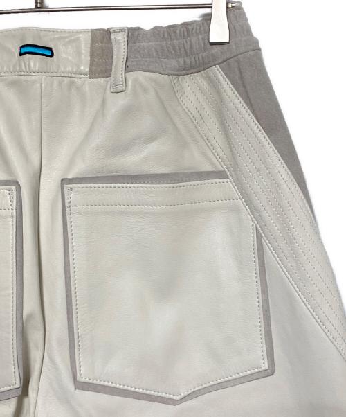 MUZE TURQUOISE LABEL（ミューズ ターコイズ レーベル）MUZE TURQUOISE LABEL (ミューズ ターコイズ レーベル) CIRCUIT WIDE LEATHER TROUSERS オフホワイト サイズ:1の古着・服飾アイテム