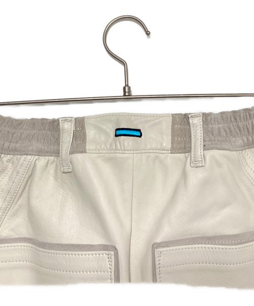 MUZE TURQUOISE LABEL（ミューズ ターコイズ レーベル）MUZE TURQUOISE LABEL (ミューズ ターコイズ レーベル) CIRCUIT WIDE LEATHER TROUSERS オフホワイト サイズ:1の古着・服飾アイテム