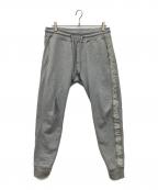 1PIU1UGUALE3 RELAXウノピゥウノウグァーレトレ リラックス）の古着「テープロゴロングパンツ」｜グレー