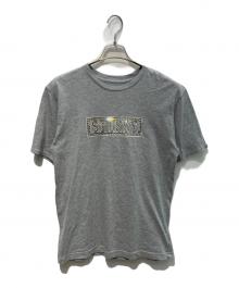 stussy（ステューシー）の古着「ラインストーンプリントロゴTシャツ　	USA製」｜グレー