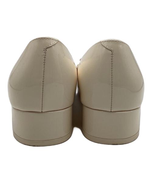 Roger Vivier（ロジェ ヴィヴィエ）Roger Vivier (ロジェ ヴィヴィエ) ユールック パテントレザー バレリーナ アイボリー サイズ:36 1/2の古着・服飾アイテム