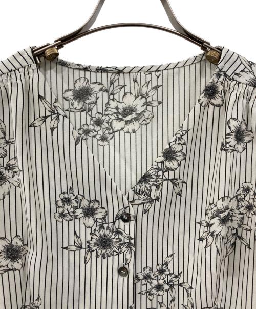 IENA（イエナ）IENA (イエナ) ストライプフラワー前ボタンVネックブラウス アイボリー サイズ:Free 未使用品の古着・服飾アイテム