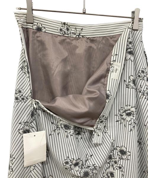 IENA（イエナ）IENA (イエナ) ストライプフラワースカート アイボリー サイズ:40 未使用品の古着・服飾アイテム