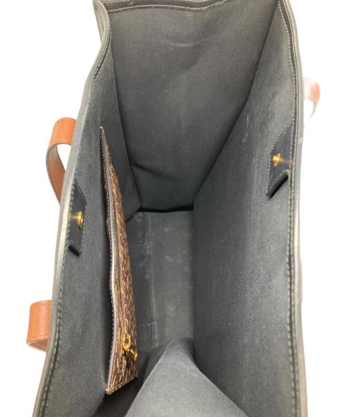 BURBERRY（バーバリー）BURBERRY (バーバリー) TBモノグラムトートバッグ ブラウンの古着・服飾アイテム