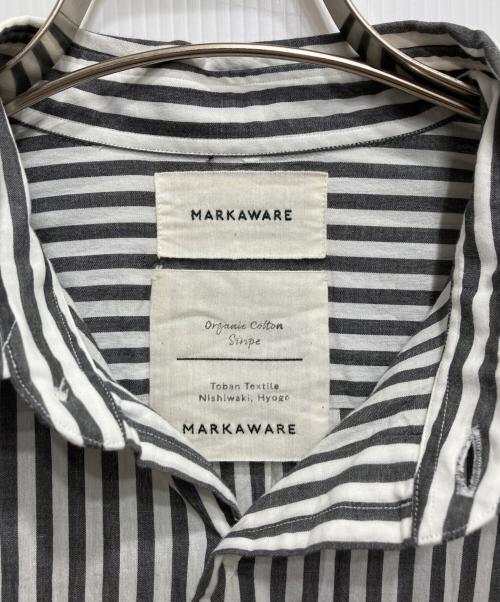 MARKAWARE（マーカウェア）MARKAWARE (マーカウェア) COMFORT FIT SHIRT ORGANIC COTTON STRIPE グレー×ホワイト サイズ:3の古着・服飾アイテム