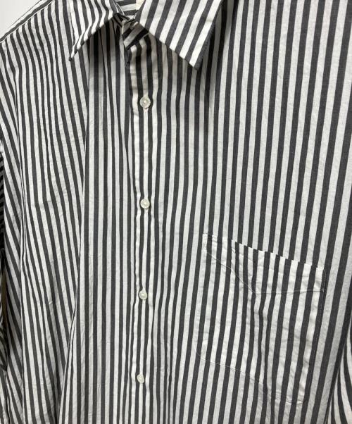 MARKAWARE（マーカウェア）MARKAWARE (マーカウェア) COMFORT FIT SHIRT ORGANIC COTTON STRIPE グレー×ホワイト サイズ:3の古着・服飾アイテム