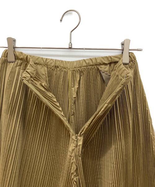ENFOLD（エンフォルド）ENFOLD (エンフォルド) Shiny Taffeta プリーツ パンツ カーキ サイズ:38の古着・服飾アイテム