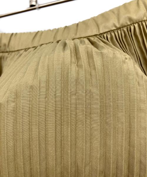 ENFOLD（エンフォルド）ENFOLD (エンフォルド) Shiny Taffeta プリーツ パンツ カーキ サイズ:38の古着・服飾アイテム