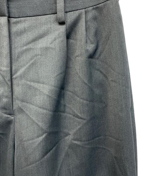 JSELF（ジゼルフ）JSELF (ジゼルフ) Wide Tuck Trousers グレー サイズ:1 未使用品の古着・服飾アイテム