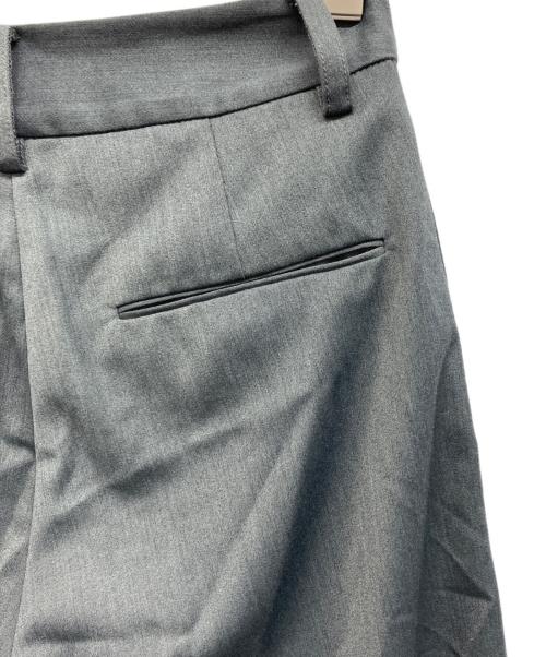 JSELF（ジゼルフ）JSELF (ジゼルフ) Wide Tuck Trousers グレー サイズ:1 未使用品の古着・服飾アイテム