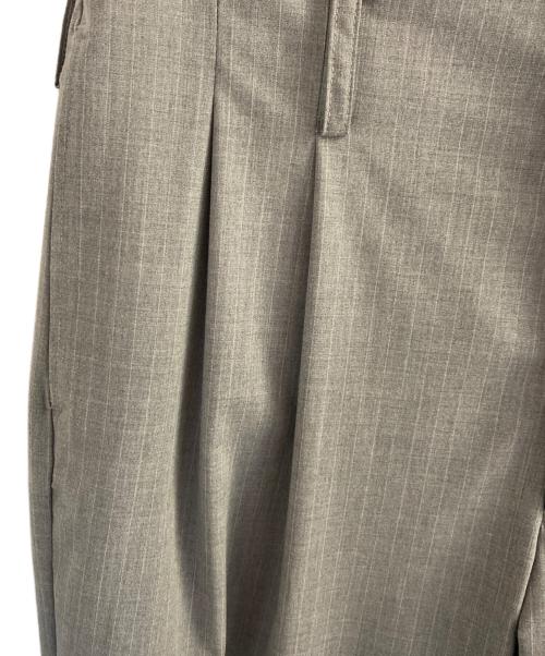 PEEL&LIFT（ピールアンドリフト）PEEL&LIFT (ピールアンドリフト) stripe pegtop trousers グレー サイズ:Mの古着・服飾アイテム