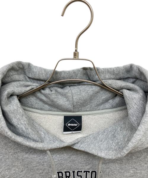 F.C.R.B.（エフシーレアルブリストル）F.C.R.B. (エフシーレアルブリストル) APPLIQUE LOGO PULL OVER HOODY グレー サイズ:Sの古着・服飾アイテム