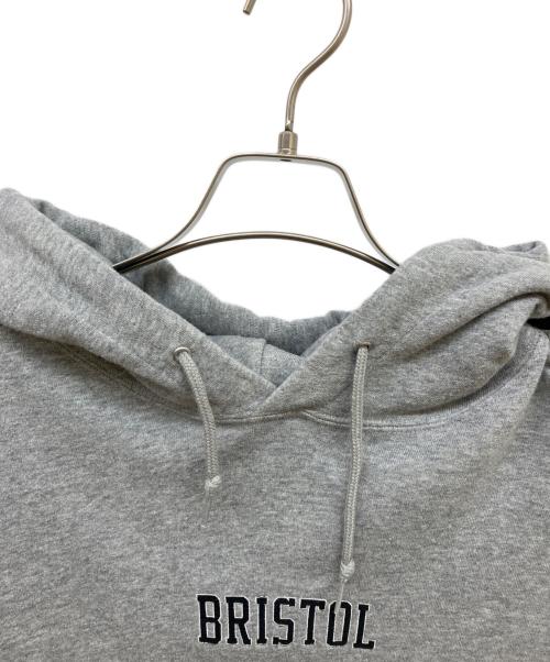 F.C.R.B.（エフシーレアルブリストル）F.C.R.B. (エフシーレアルブリストル) APPLIQUE LOGO PULL OVER HOODY グレー サイズ:Sの古着・服飾アイテム