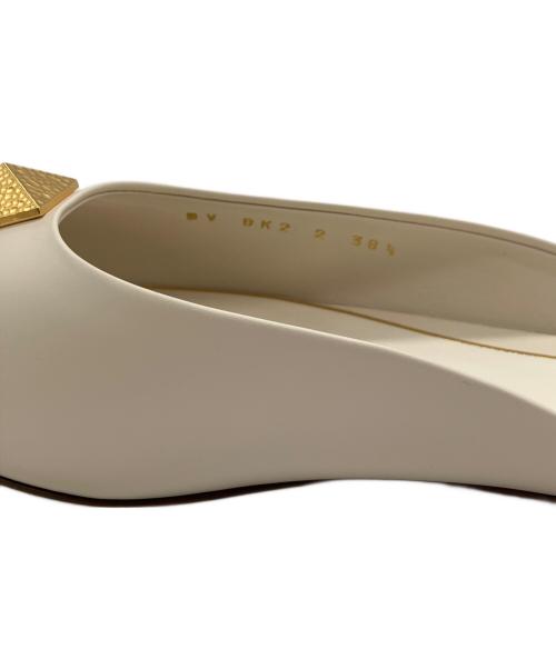 VALENTINO（ヴァレンティノ）VALENTINO (ヴァレンティノ) ローマンスタッズミュール アイボリー サイズ:38　1/2の古着・服飾アイテム