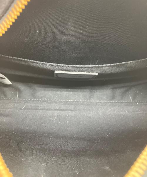 A.P.C.（アーペーセー）A.P.C. (アーペーセー) ハーフムーンショルダーバッグ ブラックの古着・服飾アイテム