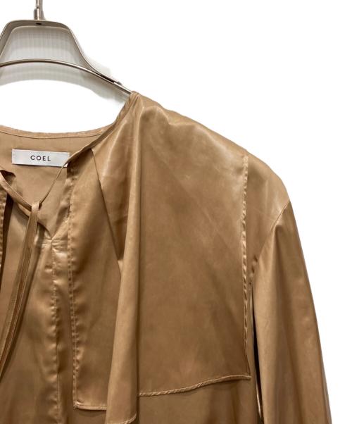 COEL（コエル）COEL (コエル) レザーライクサテンブラウス ベージュ サイズ:FREEの古着・服飾アイテム