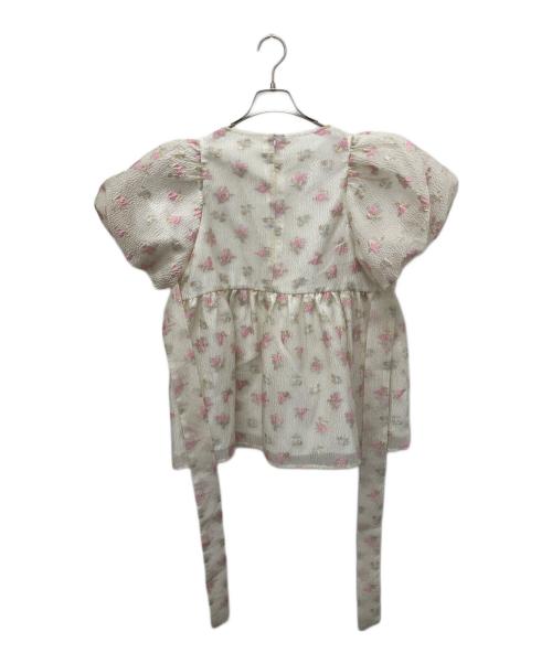 Fit more（フィットモア）Fit more (フィットモア) 刺しゅうジャガードバックリボンペプラムトップス アイボリー サイズ:Freeの古着・服飾アイテム