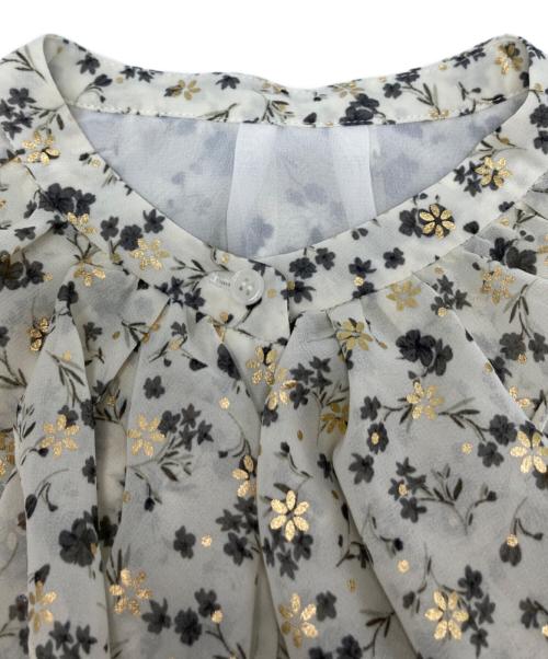 JUSGLITTY（ジャスグリッティー）JUSGLITTY (ジャスグリッティー) フリルプリントブラウス ベージュ サイズ:2の古着・服飾アイテム