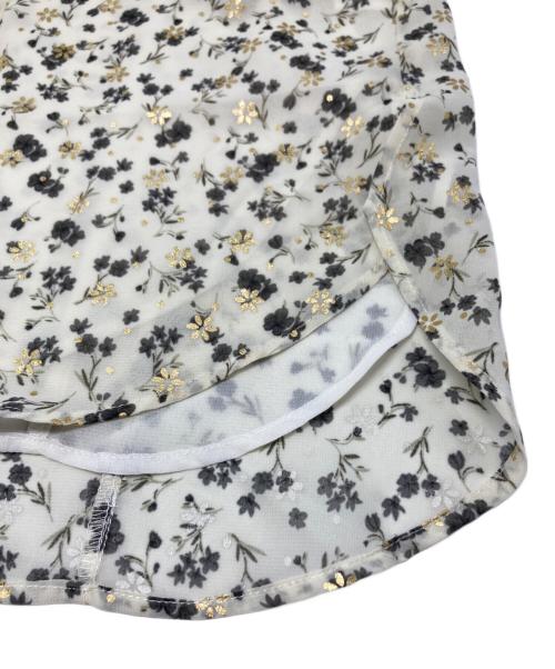 JUSGLITTY（ジャスグリッティー）JUSGLITTY (ジャスグリッティー) フリルプリントブラウス ベージュ サイズ:2の古着・服飾アイテム