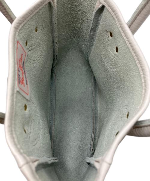 YOUNG & OLSEN The DRYGOODS STORE（ヤングアンドオルセン ザ ドライグッズストア）YOUNG & OLSEN The DRYGOODS STORE (ヤングアンドオルセン ザ ドライグッズストア) EMBOSSED LEATHER TOTE XS ホワイトの古着・服飾アイテム