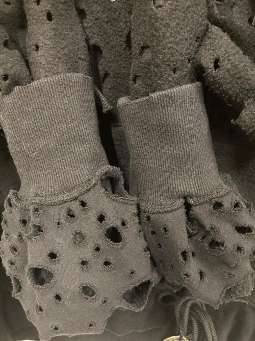 WE11DONE（ウェルダン）WE11DONE (ウェルダン) DISTRESSED LOGO HOODIE ブラック サイズ:SIZE Mの古着・服飾アイテム