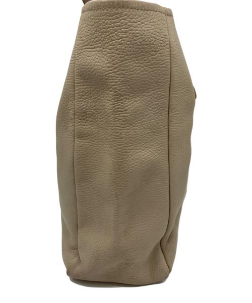 YOUNG & OLSEN The DRYGOODS STORE（ヤングアンドオルセン ザ ドライグッズストア）YOUNG & OLSEN The DRYGOODS STORE (ヤングアンドオルセン ザ ドライグッズストア) EMBOSSED LEATHER TOTE M ベージュの古着・服飾アイテム