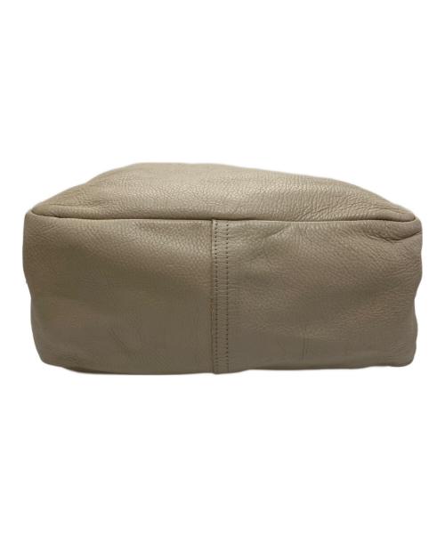 YOUNG & OLSEN The DRYGOODS STORE（ヤングアンドオルセン ザ ドライグッズストア）YOUNG & OLSEN The DRYGOODS STORE (ヤングアンドオルセン ザ ドライグッズストア) EMBOSSED LEATHER TOTE M ベージュの古着・服飾アイテム