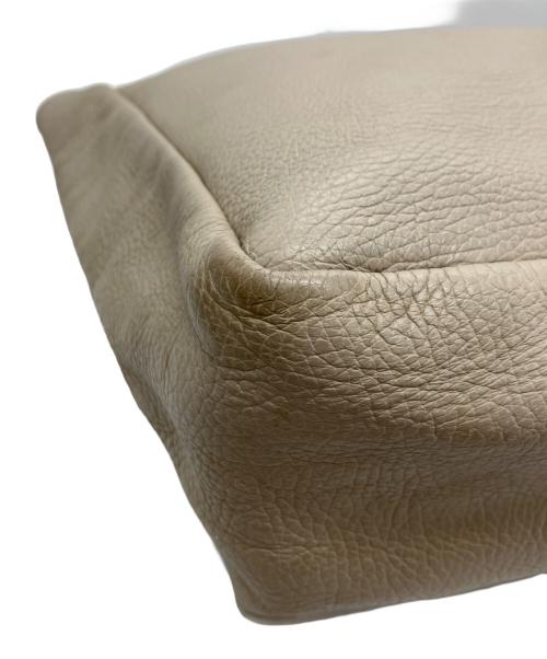 YOUNG & OLSEN The DRYGOODS STORE（ヤングアンドオルセン ザ ドライグッズストア）YOUNG & OLSEN The DRYGOODS STORE (ヤングアンドオルセン ザ ドライグッズストア) EMBOSSED LEATHER TOTE M ベージュの古着・服飾アイテム