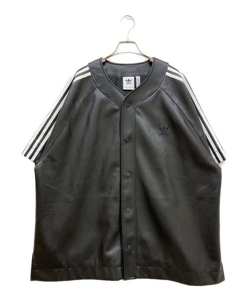 adidas（アディダス）adidas (アディダス) フェイクレザー アディカラー スリーストライプス ベースボールシャツ ブラック サイズ:SIZE 2XLの古着・服飾アイテム