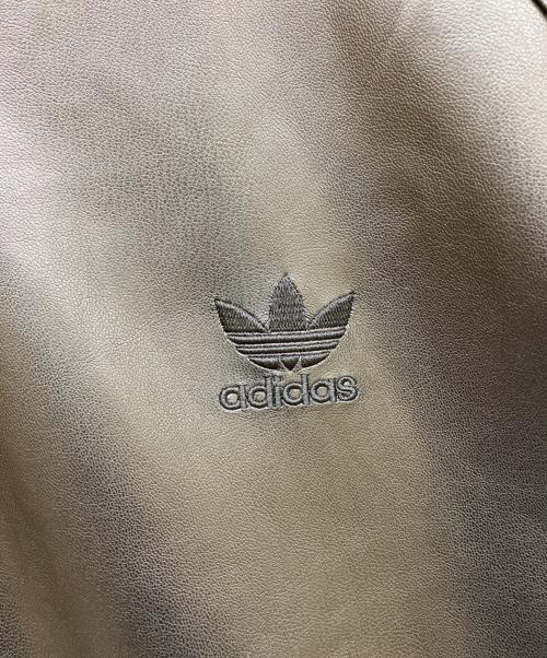 adidas（アディダス）adidas (アディダス) フェイクレザー アディカラー スリーストライプス ベースボールシャツ ブラック サイズ:SIZE 2XLの古着・服飾アイテム