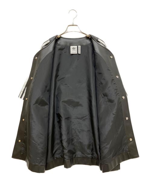 adidas（アディダス）adidas (アディダス) フェイクレザー アディカラー スリーストライプス ベースボールシャツ ブラック サイズ:SIZE 2XLの古着・服飾アイテム