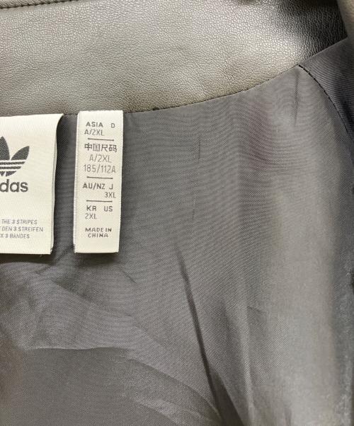adidas（アディダス）adidas (アディダス) フェイクレザー アディカラー スリーストライプス ベースボールシャツ ブラック サイズ:SIZE 2XLの古着・服飾アイテム
