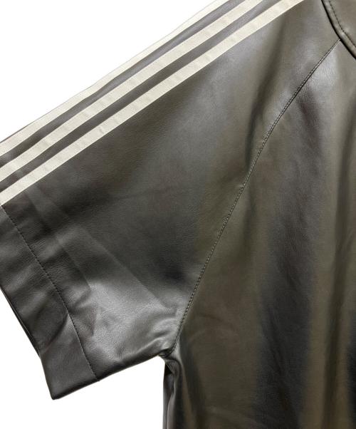 adidas（アディダス）adidas (アディダス) フェイクレザー アディカラー スリーストライプス ベースボールシャツ ブラック サイズ:SIZE 2XLの古着・服飾アイテム
